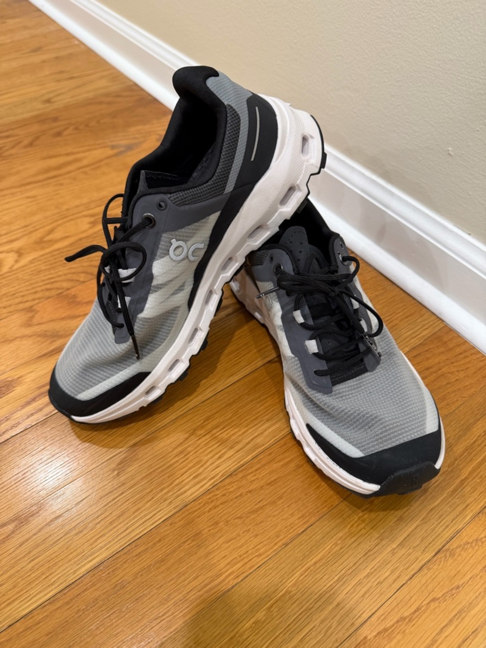 On Running Women’s Athletic Shoes in Gray and Black